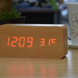 LED vækkeur i træ-design. Bambus. -