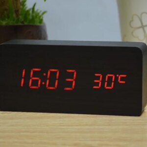 LED vækkeur i træ-design. Sort. -