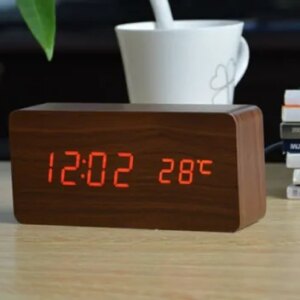 LED vækkeur i træ-design. Brun. -