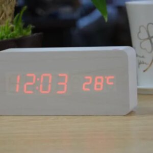 LED vækkeur i træ-design. Hvid. -