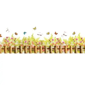Hyggelig wallsticker med et lille hegn, blomster, sommerfugle mm -