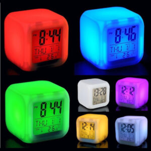 LED vækkeur med flot farveskift i mellem 7 forskellige farver. -