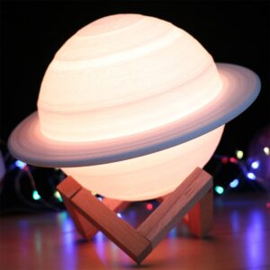 Saturn 3D Lampe  -  Farveskiftende LED Bordlampe med 16 Farver og Fjernbetjening -