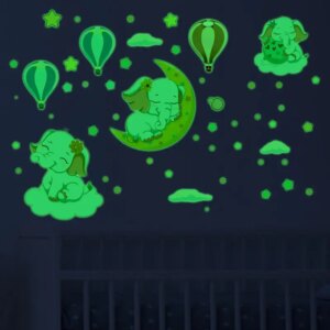 Sød selvlysende wallsticker med tre små elefant unger blandt luftballoner og stjerner. -