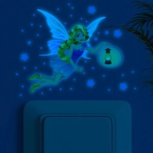 Sød lille selvlysende wallsticker med en flyvende fe omgivet af stjerner. Blå -