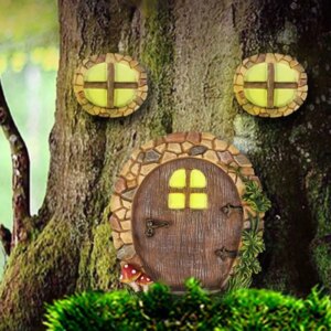 Selvlysende have dekoration. Sjovt og hyggeligt sæt med dør og vinduer til havenissen. -