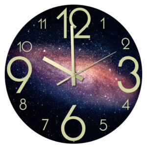 Flot selvlysende univers vægur, der er synligt både dag og nat. Galakse. -