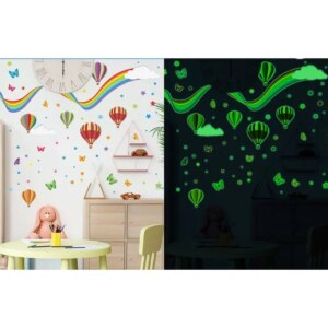 Flot selvlysende wallsticker med en regnbue, luftballoner, sommerfugle og stjerner. -
