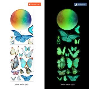 Flot selvlysende wallsticker med en måne og masser af sommerfugle. -