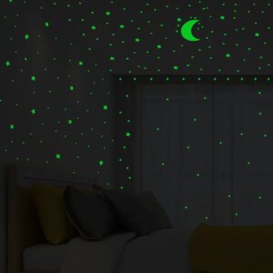 Selvlysende wallsticker med en halvmåne og 338 stjerner. Grøn. -