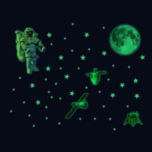 Selvlysende wallsticker til den lille astronaut. Stjernehimmel med en astronaut, en måne, satellitter mm. -