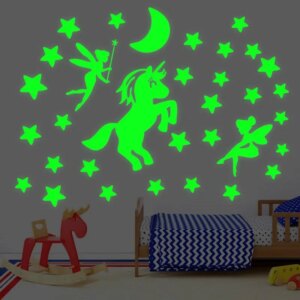 Sød selvlysende wallsticker med en Enhjørning, feer, måne og masser af stjerner. -