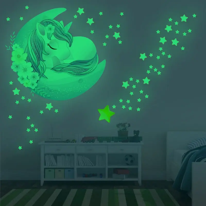 selvlysende-wallsticker-unicorn Sød selvlysende wallsticker med en sovende Enhjørning med masser af stjerner. -