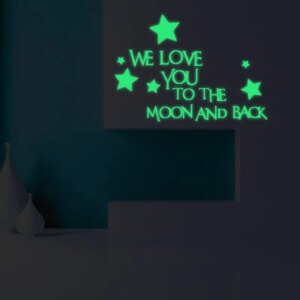 Sød selvlysende wallsticker. We love you to the moon and back. -